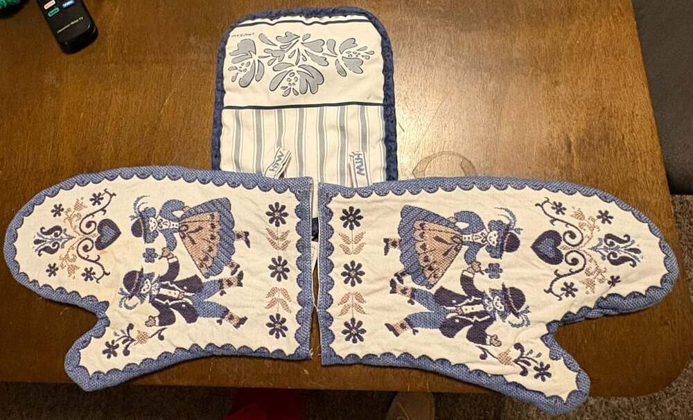 2 HTW Austria Vintage Blue Folk Art Oven Mitts And 1 Pfaltzgraff Potholder